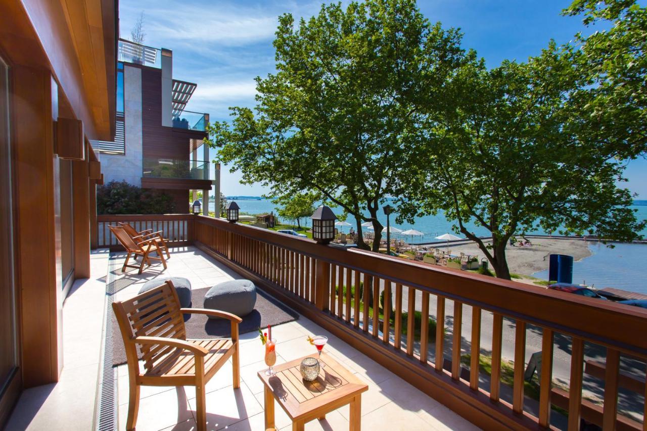 Executive Suite with Large Terrace and Lake View