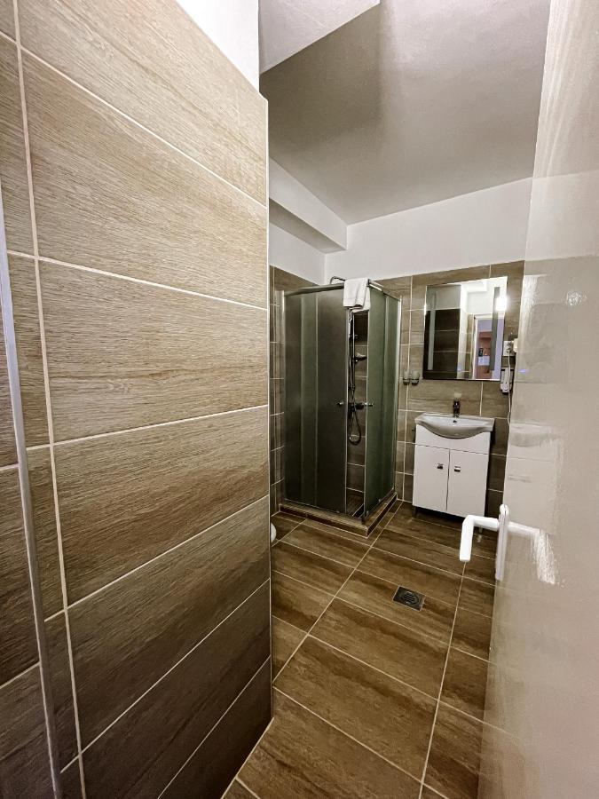 Apartment Shower,1717039591:JPEG