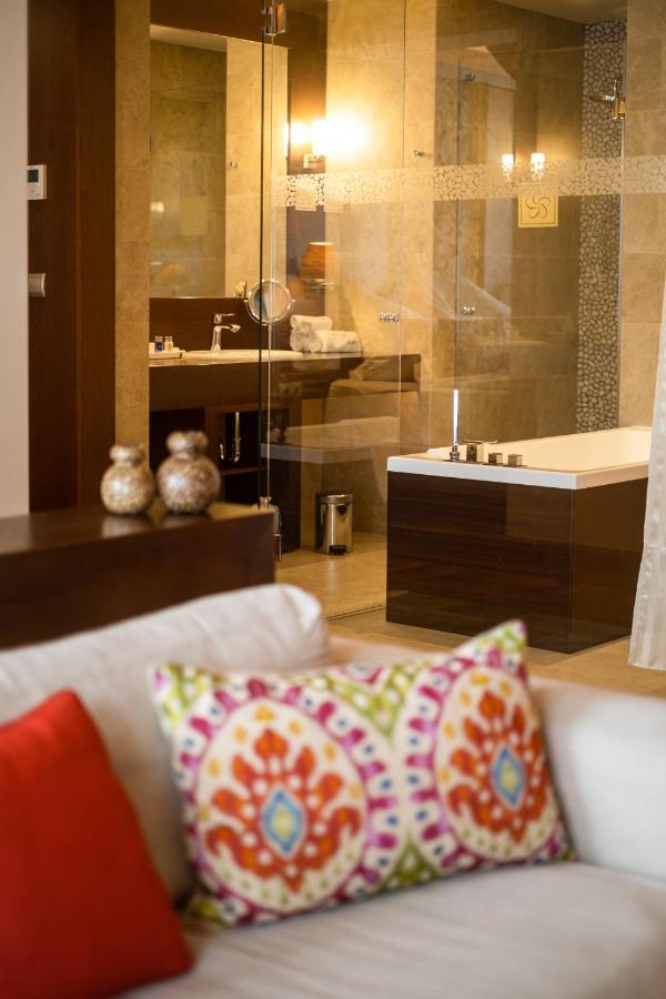Suite mit Whirlpool sowie Balkon mit seitlichem Seeblick