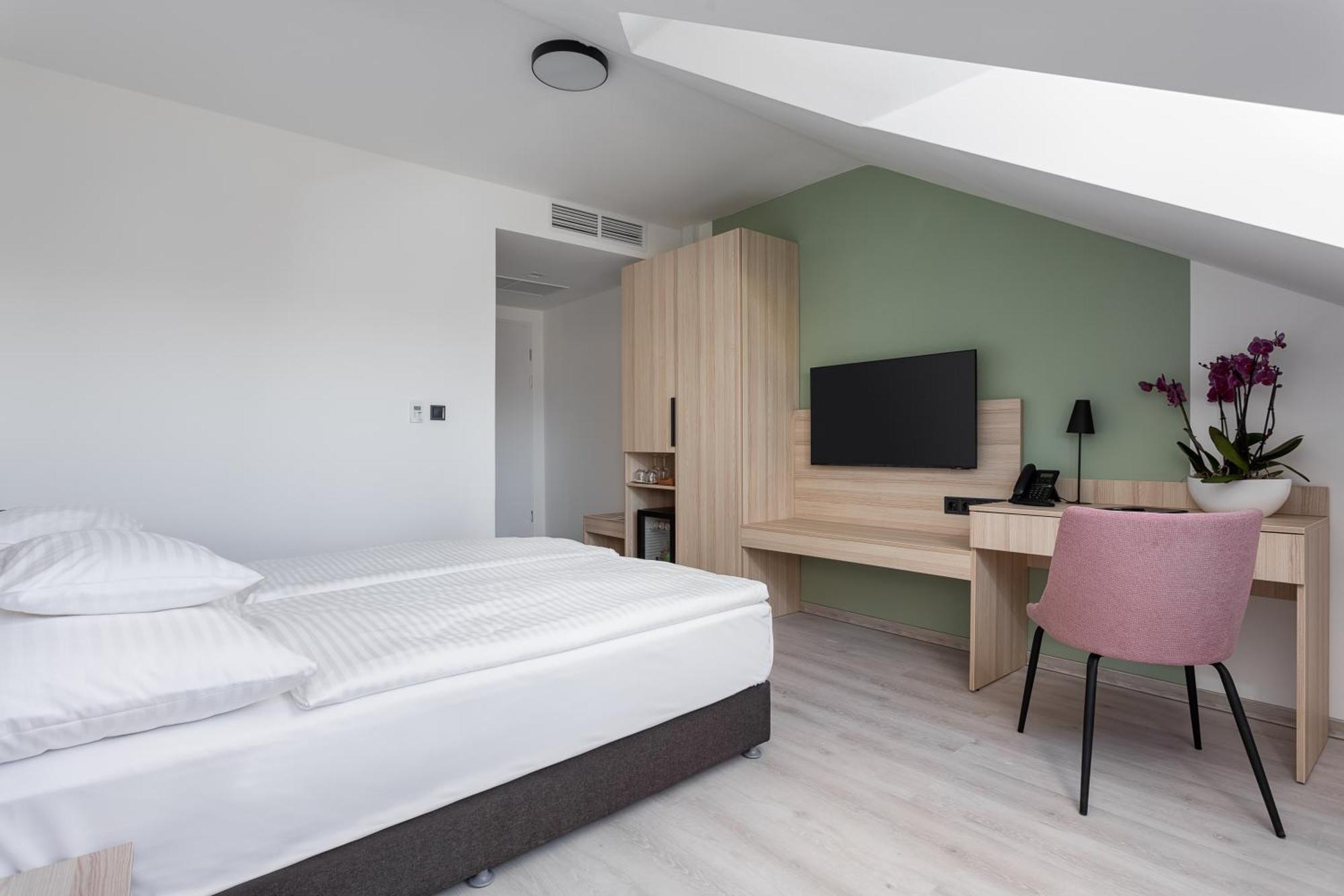 Double Room,1654248442:JPEG