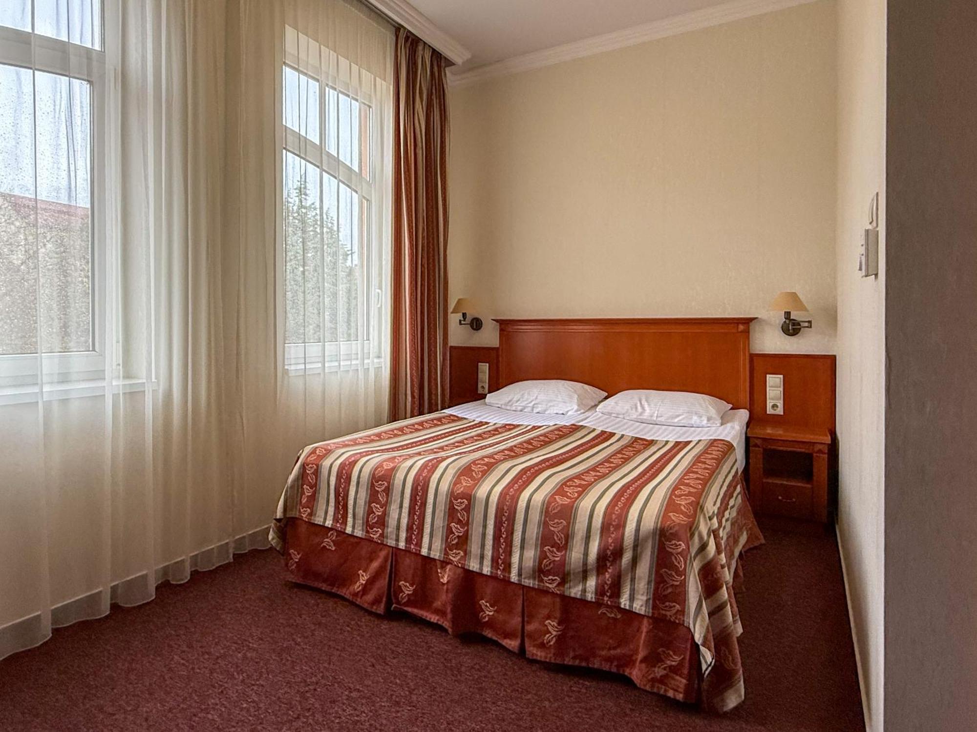 Standard Queen Room