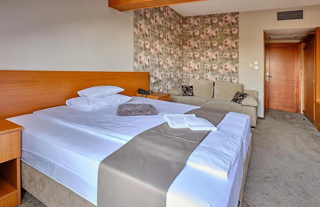 Lugas Hotel-1