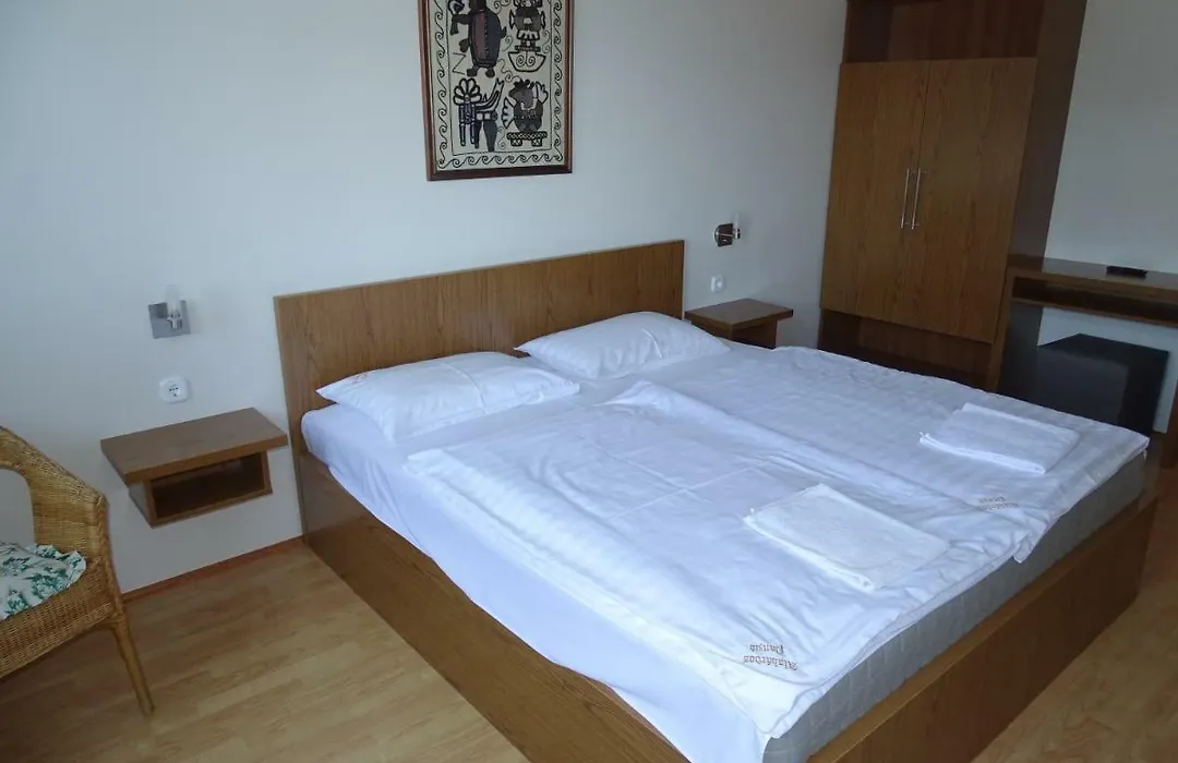 Alabardos Panzio Es Apartmanhaz-1